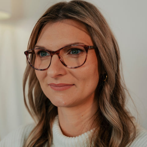 ENNY Glücksbote, Damenbrille mit kleiner Schmetterlingsform, Farbe Rosé, aus Kunststoff, getragen am Model