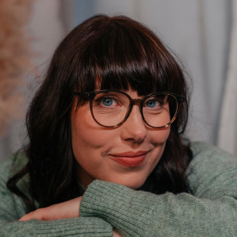 ENNY Meisterstück, Damenbrille mit großer runder Form, Farbe Braun transparent, aus Kunststoff, getragen am Model