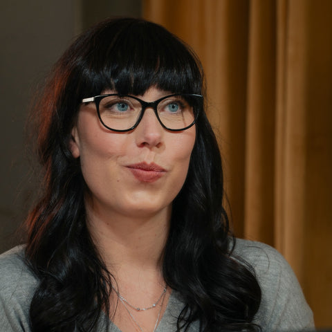 ENNY Glücksbote, Damenbrille mit kleiner Schmetterlingsform, Farbe Schwarz, aus Kunststoff, getragen am Model