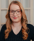 ENNY Meisterstück Damenbrille mit runder Glasform, Farbe Graugrün, aus Kunststoff, getragen am Model