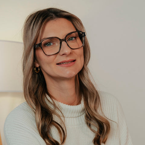 ENNY Sonnenstrahl, Damenbrille mit großer, eckiger Glasform, Farbe Grau marmoriert, aus Kunststoff, getragen am Model