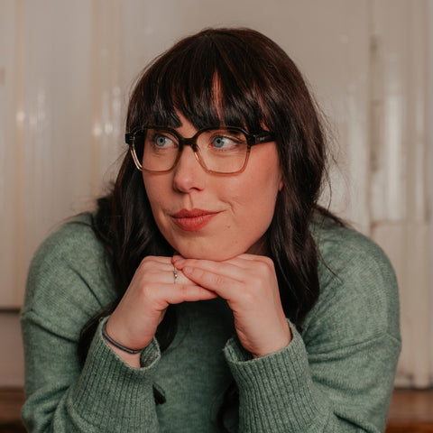 ENNY Sonnenstrahl, Damenbrille mit großer eckiger Glasform, Farbe transparentes Olivgrün und Rosé, aus Kunststoff, getragen am Model