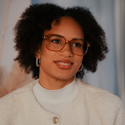 ENNY Sonnenstrahl, Damenbrille mit großer eckiger Glasform, Farbe transparentes Rosé, aus Kunststoff, getragen am Model