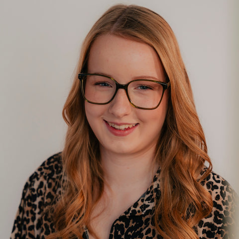 ENNY Sternenflug, Damenbrille mit großer eckiger Glasform, Farbe Dunkelgrün transparent, aus Kunststoff, getragen von Model