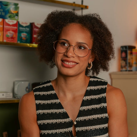 ENNY Grenzgänger Unisexbrille mit ovaler Glasform, Farbe Gold, aus Metall, getragen am Model