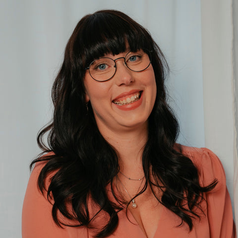 ENNY Grenzgänger, Unisexbrille mit ovaler Glasform, Farbe Schwarz, aus Metall, getragen am Model