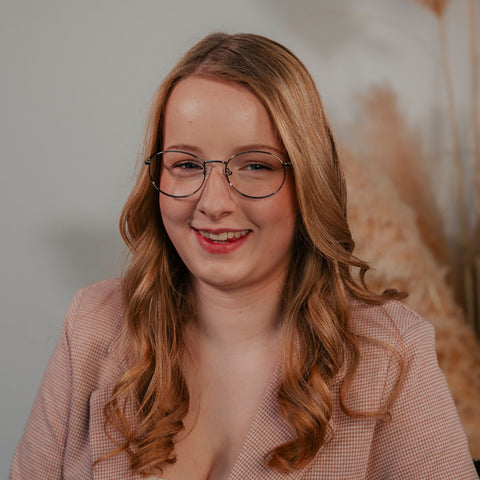 ENNY Grenzgänger Unisexbrille mit ovaler Glasform, Farbe Silber, aus Metall, getragen am Model