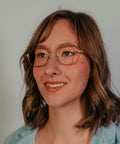 ENNY Harmonie Damenbrille, abgerundete Glasform, Farbe Rot und Gold, aus Metall, getragen am Model