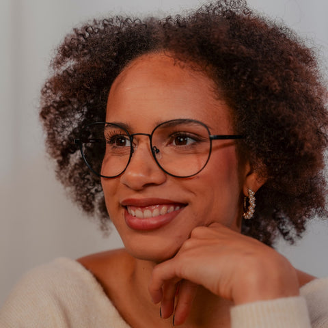 ENNY Weitblick, Unisexbrille mit großer runder Glasform, Farbe Schwarz, aus Metall, getragen von Model