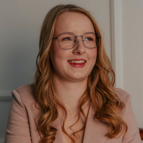 ENNY Weltenbummler Unisexbrille mit abgerundeter Glasform, Farbe Silberblau, aus Metall, getragen am Model