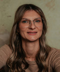ENNY Weltenbummler Unisexbrille mit leicht abgerundeter Glasform, Farbe Silber und Grün, aus Metall, getragen am Model
