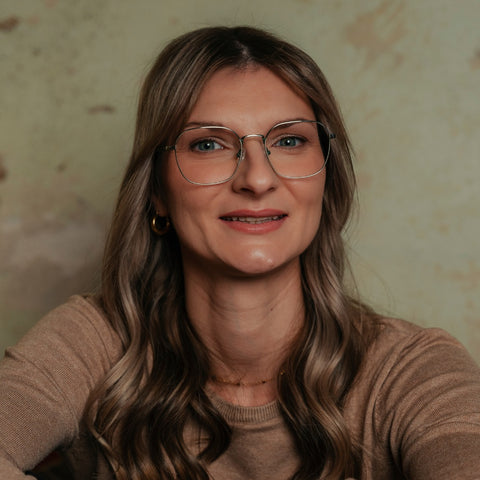 ENNY Weltenbummler Unisexbrille mit leicht abgerundeter Glasform, Farbe Silber und Grün, aus Metall, getragen am Model