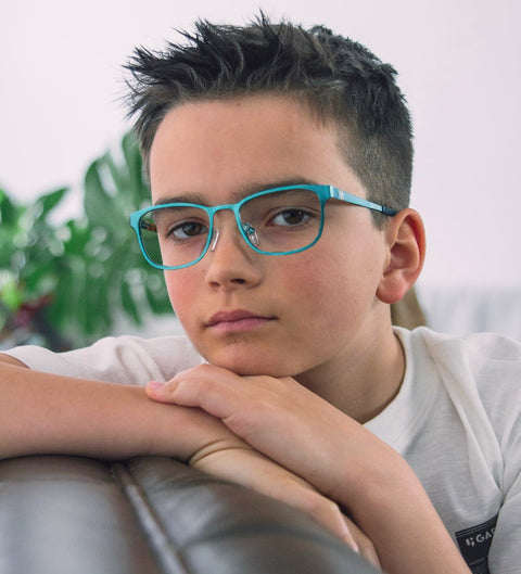 Junge trägt eckige türkise Kinderbrille Kian mit bunten Details im Alltag