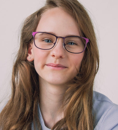 Mädchen trägt eckige violette Kinderbrille Kian mit bunten Details im Alltag
