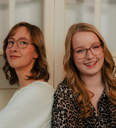 Zwei stilvolle Frauen mit ENNY Brillen – feminine Eleganz in Metall und Kunststoff.