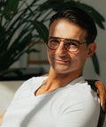 Herrenbrille ENNY Fernweh in Schwarz – eckige Vintage-Metallfassung am Modell im natürlichen Licht
