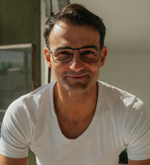 ENNY Flugmodus Herrenbrille in Dunkelblau – sportlich-eckige Metallfassung mit zeitlosem Look am Modell