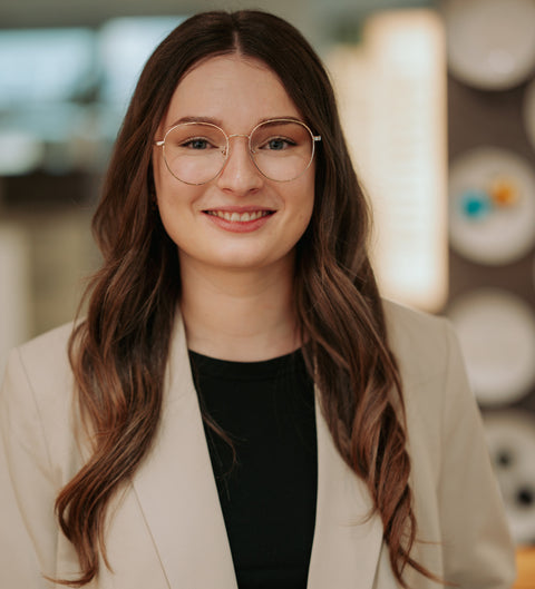 ENNY Glückskind Brille in Gold – runde, filigrane Unisex-Metallfassung mit Vintage-Flair am Modell im Innenbereich