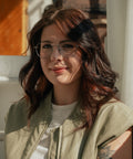 ENNY Großherzig Brille in Silber matt – runde, zarte Unisex-Metallbrille im natürlichen Licht am Modell