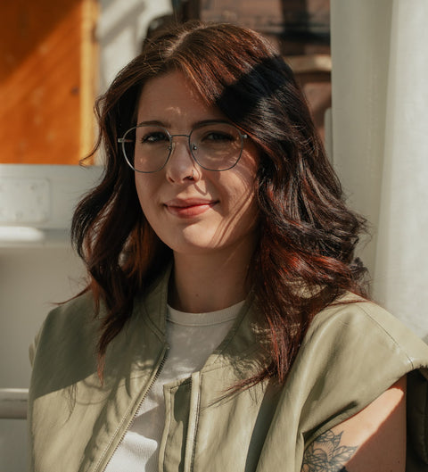 ENNY Großherzig Brille in Silber matt – runde, zarte Unisex-Metallbrille im natürlichen Licht am Modell