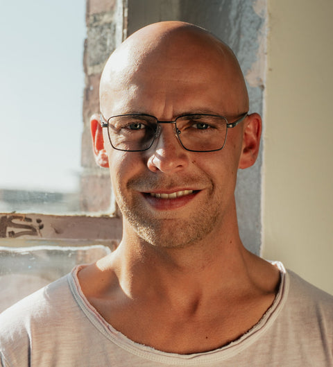 ENNY Helferhand Herrenbrille in Dunkelgrau – eckige, zeitlose Metallfassung mit Federscharnier am Modell bei natürlichem Licht