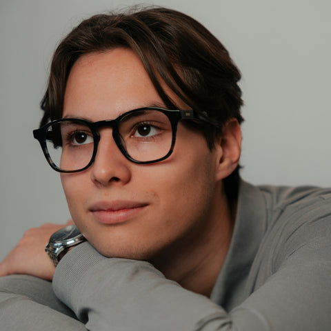 ENNY Gedankenflug, Herrenbrille mit großer abgerundeter Form, Farbe Dunkelgrau und Blau meliert, aus Kunststoff, getragen am Model