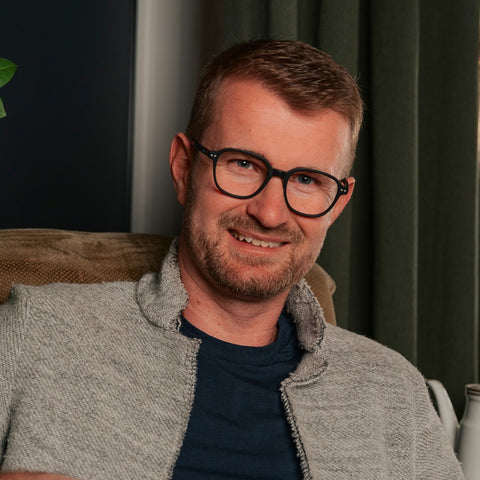 ENNY Tagtraum, Unisexbrille mit abgerundeten Gläsern, Farbe Schwarz mit roten Details, aus Kunststoff, getragen am Model