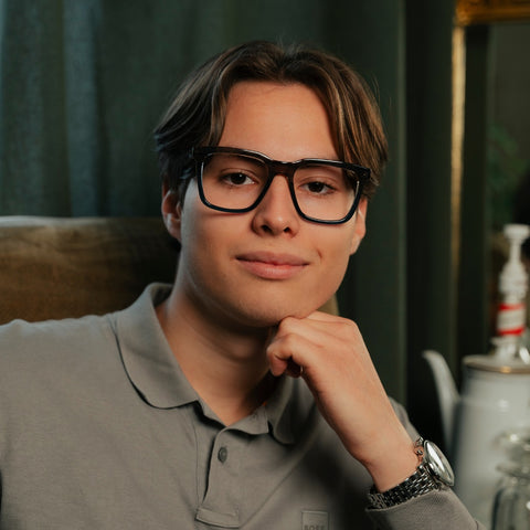 ENNY Visionär, Herrenbrille mit großer eckiger Form, Farbe Dunkelgrau, aus Kunststoff, getragen am Model