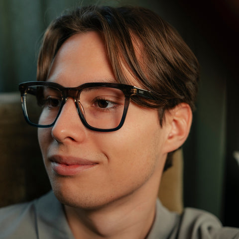 ENNY Visionär, Herrenbrille mit großen eckigen Gläsern, Farbe Grau und Blau, aus  Kunststoff, getragen am Model