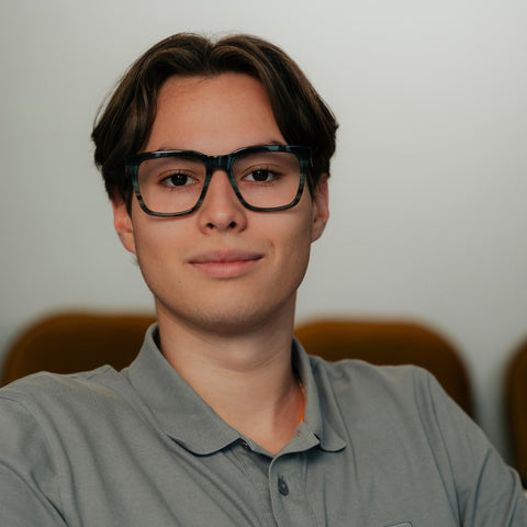 ENNY Visionär, Herrenbrille mit großen eckigen Gläsern, Farbe Grün meliert, aus Kunststoff, getragen am Model