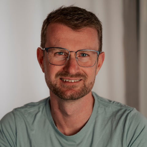 ENNY Edelmut, Herrenbrille mit eckiger Form, Farbe Blau und Silber, aus Metall, getragen am Model