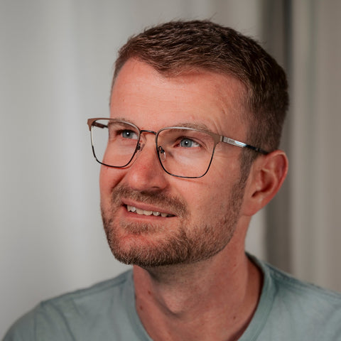 ENNY Edelmut, Herrenbrille mit großer eckiger Form, Farbe Hellbraun und Anthrazit, aus Metall, getragen am Model