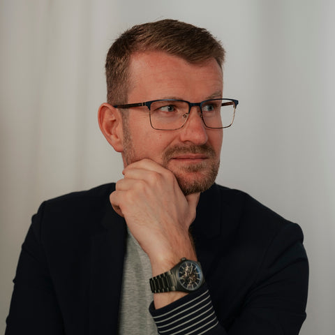 ENNY Schaffenskraft, Herrenbrille mit eckiger Form, Farbe Blau und Gold, aus Metall, getragen am Model