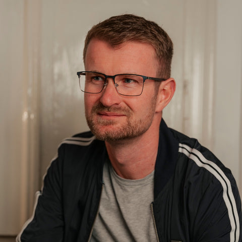 ENNY Schaffenskraft, Herrenbrille mit eckiger Form, Farbe Blau und Silber, aus Metall, getragen am Model