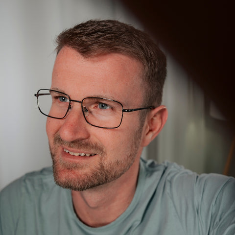 ENNY Sehnsucht, Unisexbrille mit eckiger Form, Farbe Anthrazit, aus Metall, getragen am Model