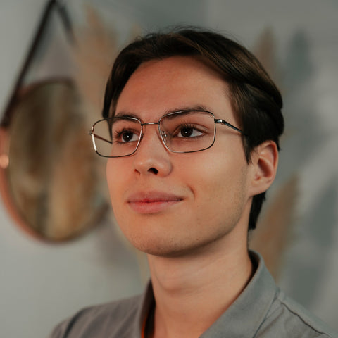 ENNY Sehnsucht, Unisexbrille mit eckiger Form, Farbe kühles Gold, aus Metall, getragen am Model