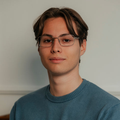 ENNY Sehnsucht, Unisexbrille mit eckiger Form, Farbe Silber, aus Metall, getragen am Model