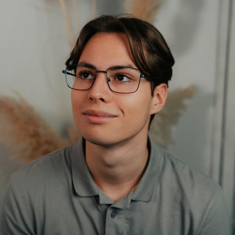 ENNY Verwurzelt, Herrenbrille mit großer eckiger Form, Farbe Blau, aus Metall, getragen am Model