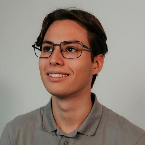 ENNY Verwurzelt, Herrenbrille mit großer eckiger Form, Farbe Schwarz, aus Metall, getragen am Model