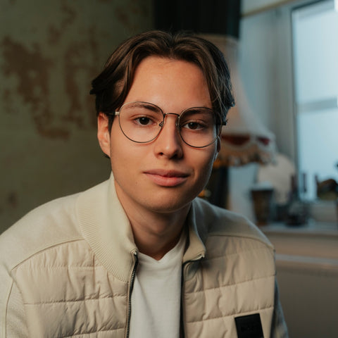 ENNY Weitblick, Unisexbrille mit großer runder Form, Farbe Silber, aus Metall, getragen am Model