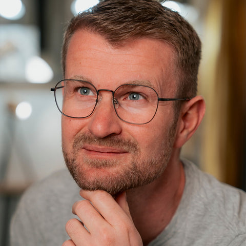 ENNY Weltenbummler, Unisexbrille mit abgerundeter Form, Farbe Schwarz, aus Metall, getragen am Model