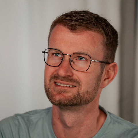 ENNY Wunderkind, Unisexbrille mit abgerundeter Form, Farbe Schwarz und Silber, aus Metall, getragen am Model