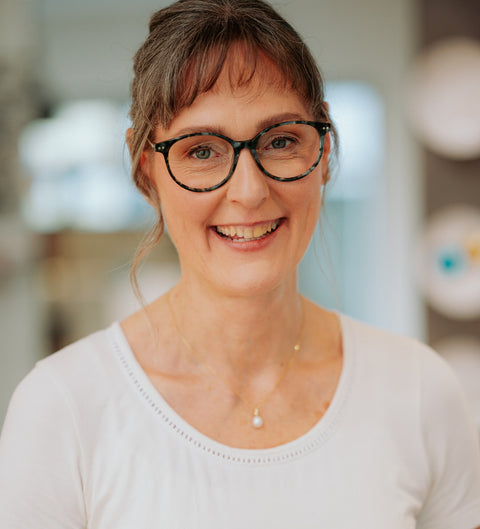 ENNY Himmelsleiter Damenbrille in Dunkelgrün – runde, gemusterte Kunststofffassung mit zeitlosem Stil am Modell im Innenbereich