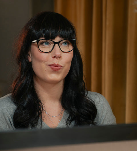 Frau mit schwarzer ENNY Kunststoffbrille – markanter Look mit sanfter Ausstrahlung