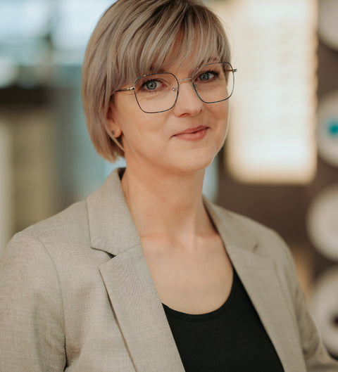 ENNY Liebestrunken Damenbrille in Blau-Silber – eckige, zarte Metallfassung mit modernem Vintage-Charme am Modell im Innenbereich