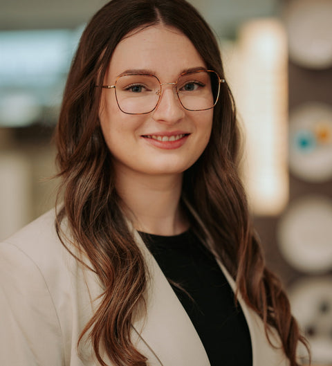 ENNY Liebestrunken Damenbrille in Braun-Gold – elegante, eckige Metallfassung mit zarter Vintage-Note am Modell im Innenbereich