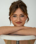 ENNY Liebestrunken Damenbrille in Creme-Gold – zarte, eckige Vintage-Metallfassung mit sanfter Ausstrahlung am Modell