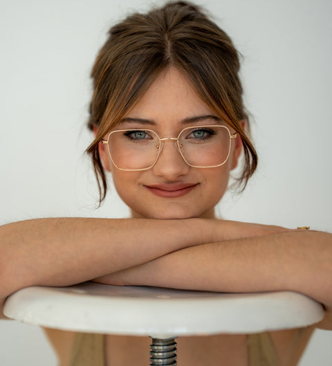 ENNY Liebestrunken Damenbrille in Creme-Gold – zarte, eckige Vintage-Metallfassung mit sanfter Ausstrahlung am Modell