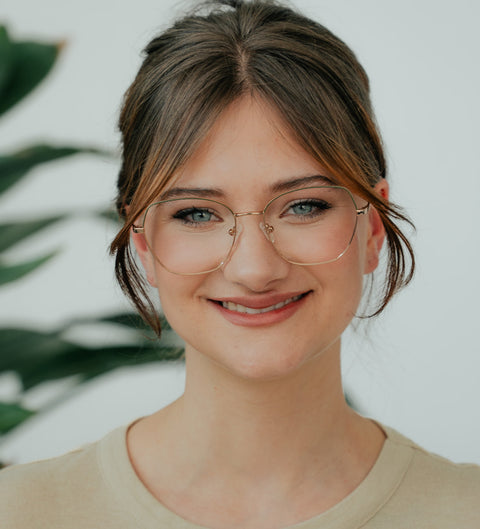 ENNY Melodie Damenbrille in Oliv-Gold – zarte Metallfassung in Schmetterlingsform mit zeitloser Eleganz am Modell