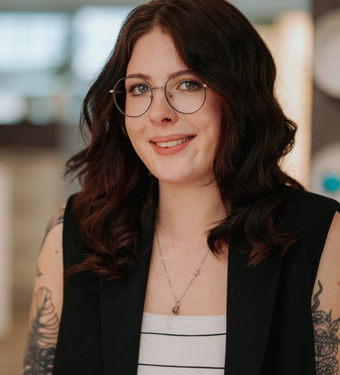 ENNY Scharfsinnig Brille in Blau-Grau – runde, zarte Unisex-Metallfassung im Vintage-Stil am Modell im Innenraum